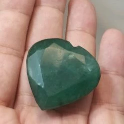 Vendora πωλείτε από συλλέκτη ορυκτών πολύτιμων λίθων μοναδικό ορυκτό σμαραγδι σε σχήμα καρδιάς περίπου 130 Ct