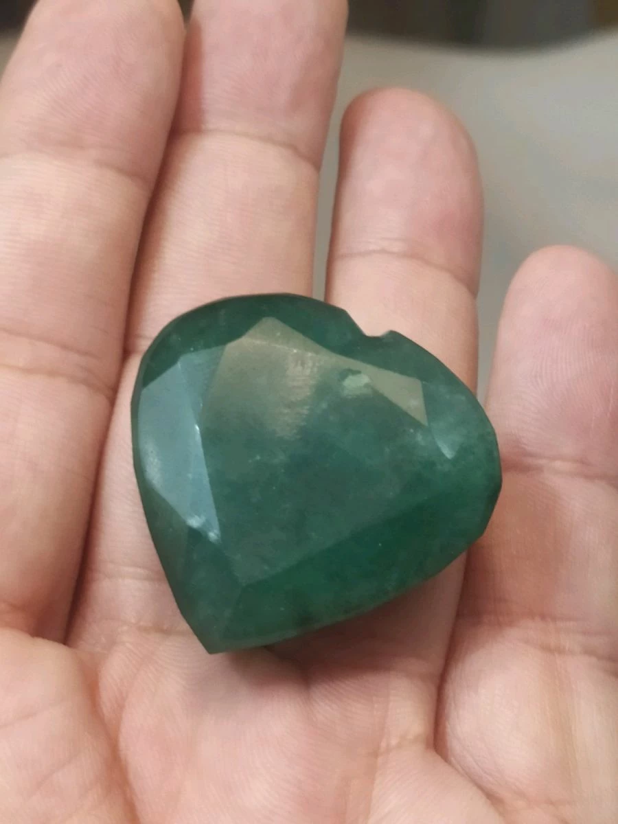 Vendora πωλείτε από συλλέκτη ορυκτών πολύτιμων λίθων μοναδικό ορυκτό σμαραγδι σε σχήμα καρδιάς περίπου 130 Ct 3 Vendora πωλείτε από συλλέκτη ορυκτών πολύτιμων λίθων μοναδικό ορυκτό σμαραγδι σε σχήμα καρδιάς περίπου 130 Ct