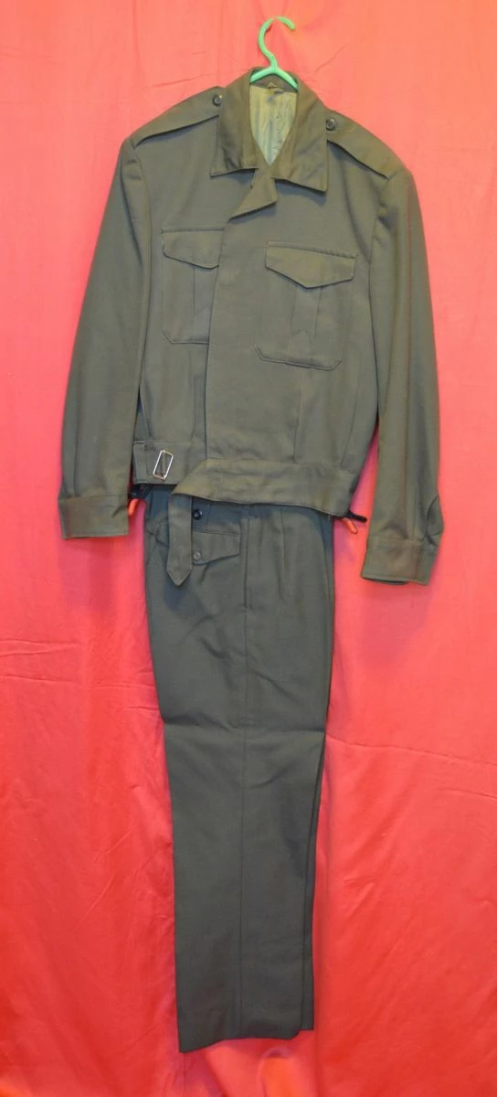 Vendora Πλήρης στολή 8β (χιτώνιο-παντελόνι) του Στρατού Ξηράς (70 ευρώ). 3 Vendora Πλήρης στολή 8β (χιτώνιο-παντελόνι) του Στρατού Ξηράς (70 ευρώ).