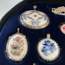 Vendora Συλλεκτική συλλογή από 12 μενταγιόν των μεγαλύτερων ατελιέ πορσελάνης, δεμένων με ασήμι Sterling 925. -vendora shop 23ec04a7462f7a78f4189718d478d7e42b505e8d xl