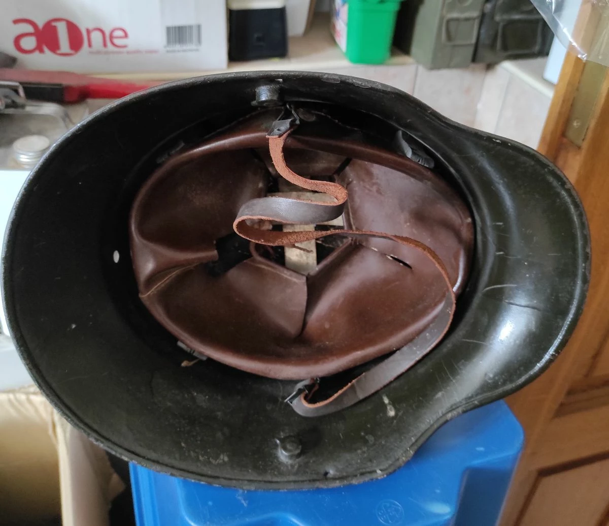 Vendora Γερμανικό κράνος του Β΄ΠΠ που βρέθηκε στην Λέρο με αλλαγμένο το εσωτερικό για χρήση (180 ευρώ) 6 Vendora Γερμανικό κράνος του Β΄ΠΠ που βρέθηκε στην Λέρο με αλλαγμένο το εσωτερικό για χρήση (180 ευρώ) - Image 4