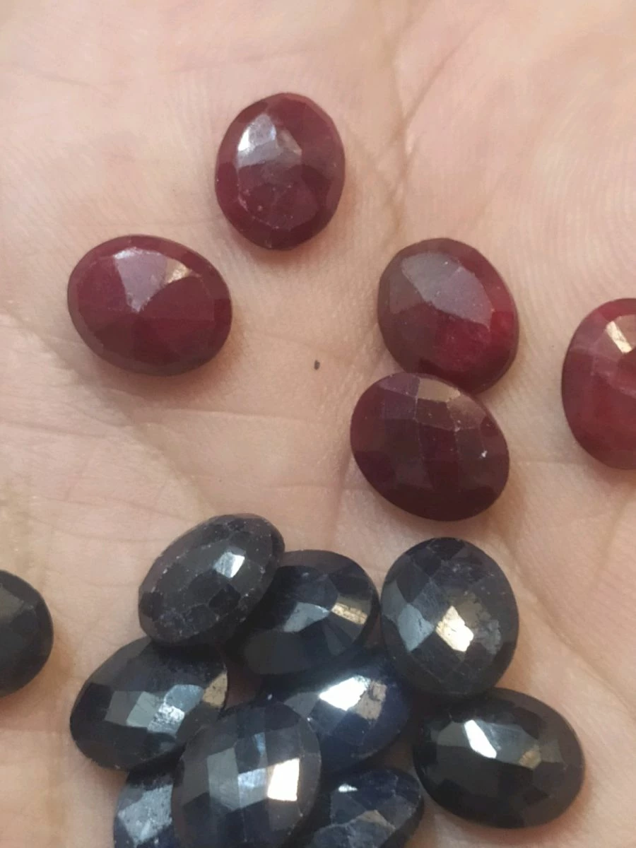 Vendora πωλείτε από συλλέκτη ορυκτών πολύτιμων λίθων 29 ορυκτές πέτρες ζαφείρια (24) κ ρουμπίνια (5) περίπου 3 Ct το καθένα. 6 Vendora πωλείτε από συλλέκτη ορυκτών πολύτιμων λίθων 29 ορυκτές πέτρες ζαφείρια (24) κ ρουμπίνια (5) περίπου 3 Ct το καθένα. - Image 4