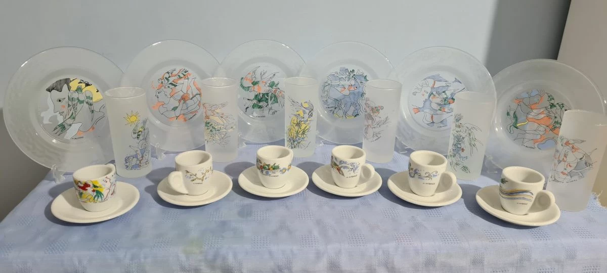 Vendora 6 ΣΥΛΕΚΤ.ΠΙΑΤΑ ΜΕ 6 Π0ΤΗΡΙΑ ΝΕΡΟΥ & 6 ΦΛΥΤΖΑΝΑΚΙΑ ΜΕ ΠΙΑΤΑΚΙΑ ΖΩΓΡΑΦΙΣΜΕΝΑ ΚΑΙ ΜΕ ΥΠΟΓΡΑΦΗ ΤΟΥ ΚΑΛΙΤΕΧΝΗ.ΔΗΜ.ΜΥΤΑΡΑ.ΟΛΟ ΤΟ ΣΕΡΒΙΤΣΙΟ ΜΟΝΟ 69€.ΑΝΟΙΞΤΕ ΤΗΝ ΕΙΚΟΝΑ ΓΙΑ ΛΕΠΤΟΜΕΡΕΙΕΣ. 8 Vendora 6 ΣΥΛΕΚΤ.ΠΙΑΤΑ ΜΕ 6 Π0ΤΗΡΙΑ ΝΕΡΟΥ & 6 ΦΛΥΤΖΑΝΑΚΙΑ ΜΕ ΠΙΑΤΑΚΙΑ ΖΩΓΡΑΦΙΣΜΕΝΑ ΚΑΙ ΜΕ ΥΠΟΓΡΑΦΗ ΤΟΥ ΚΑΛΙΤΕΧΝΗ.ΔΗΜ.ΜΥΤΑΡΑ.ΟΛΟ ΤΟ ΣΕΡΒΙΤΣΙΟ ΜΟΝΟ 69€.ΑΝΟΙΞΤΕ ΤΗΝ ΕΙΚΟΝΑ ΓΙΑ ΛΕΠΤΟΜΕΡΕΙΕΣ. - Image 6