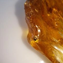 Vendora ΝΕΑ ΠΑΡΑΛΑΒΉ. ROCK WITH INSECTS, ΑΠΟ ΚΕΧΡΙΜΠΆΡΙ ΒΑΛΤΙΚΗΣ. ΕΚΑΤΟΜΜΥΡΙΩΝ ΕΤΩΝ. UV TESTED. 51,48 GR. -vendora shop 62e99412b309b99831ba330ff515b9460611c37d xl