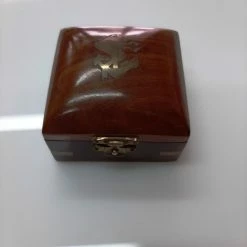 Vendora ΝΕΑ ΠΑΡΑΛΑΒΗ. VINTAGE ΝΑΥΤΙΚΗ ΠΥΞΙΔΑ, ΣΕ ΞΥΛΙΝΗ ΘΗΚΗ. ΑΨΟΓΗ ΚΑΤΑΣΤΑΣΗ ΚΑΙ ΛΕΙΤΟΥΡΓΙΑ. -vendora shop 6ad8a742c13a82942ba662c1cb28f4783e50d0b9 xl