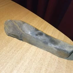 Vendora Αλλόκοτη μακρουλη πέτρα