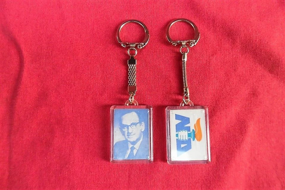 Vendora Αναμνηστικό μπρελόκ ΝΔ της δεκαετίας του '80. 3 Vendora Αναμνηστικό μπρελόκ ΝΔ της δεκαετίας του '80.