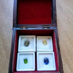 Vendora 4 ημιπολύτιμοι λίθοι σε ξύλινο σκαλιστό κουτί!!!