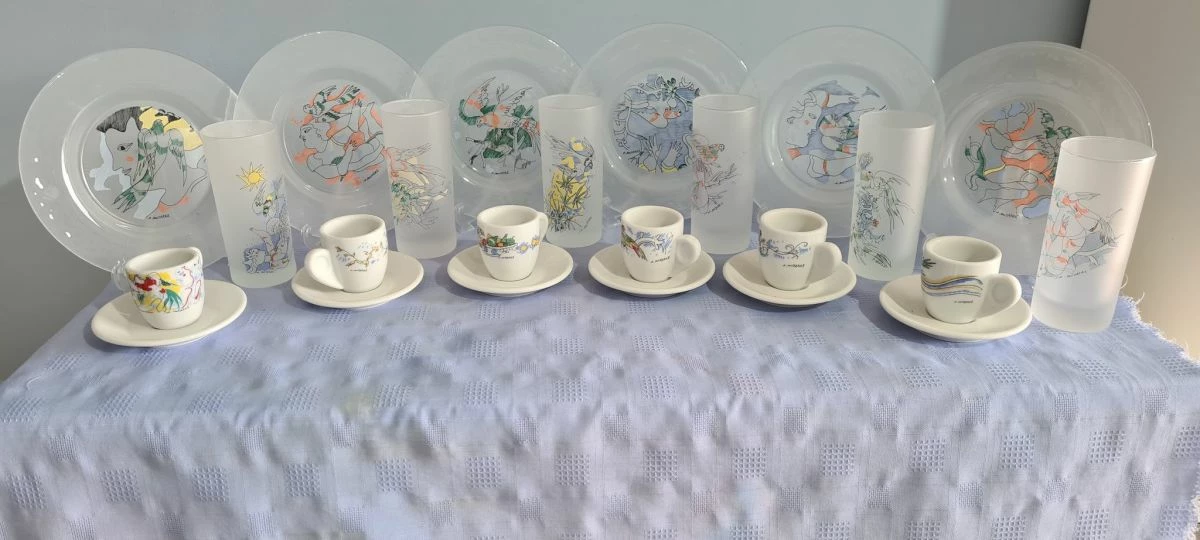 Vendora 6 ΣΥΛΕΚΤ.ΠΙΑΤΑ ΜΕ 6 Π0ΤΗΡΙΑ ΝΕΡΟΥ & 6 ΦΛΥΤΖΑΝΑΚΙΑ ΜΕ ΠΙΑΤΑΚΙΑ ΖΩΓΡΑΦΙΣΜΕΝΑ ΚΑΙ ΜΕ ΥΠΟΓΡΑΦΗ ΤΟΥ ΚΑΛΙΤΕΧΝΗ.ΔΗΜ.ΜΥΤΑΡΑ.ΟΛΟ ΤΟ ΣΕΡΒΙΤΣΙΟ ΜΟΝΟ 69€.ΑΝΟΙΞΤΕ ΤΗΝ ΕΙΚΟΝΑ ΓΙΑ ΛΕΠΤΟΜΕΡΕΙΕΣ. 5 Vendora 6 ΣΥΛΕΚΤ.ΠΙΑΤΑ ΜΕ 6 Π0ΤΗΡΙΑ ΝΕΡΟΥ & 6 ΦΛΥΤΖΑΝΑΚΙΑ ΜΕ ΠΙΑΤΑΚΙΑ ΖΩΓΡΑΦΙΣΜΕΝΑ ΚΑΙ ΜΕ ΥΠΟΓΡΑΦΗ ΤΟΥ ΚΑΛΙΤΕΧΝΗ.ΔΗΜ.ΜΥΤΑΡΑ.ΟΛΟ ΤΟ ΣΕΡΒΙΤΣΙΟ ΜΟΝΟ 69€.ΑΝΟΙΞΤΕ ΤΗΝ ΕΙΚΟΝΑ ΓΙΑ ΛΕΠΤΟΜΕΡΕΙΕΣ. - Image 3