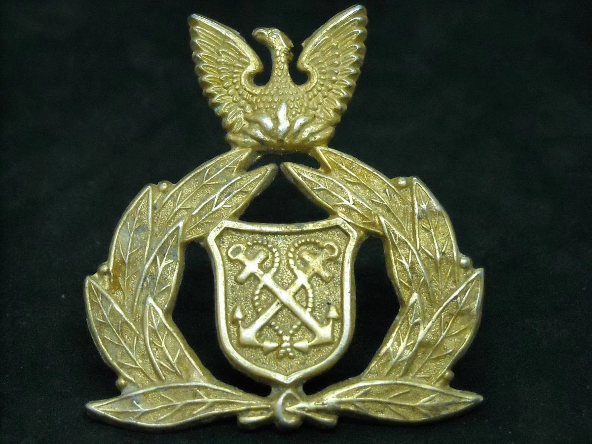 Vendora Εθνόσημο για πηλήκιο αξιωματικού Λιμενικού Σώματος εποχής επταετίας 1967-73. 3 Vendora Εθνόσημο για πηλήκιο αξιωματικού Λιμενικού Σώματος εποχής επταετίας 1967-73.