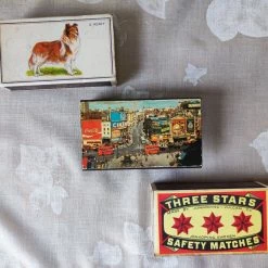 Vendora Σπιρτόκουτα μεγάλα (2), και μεταλλική θήκη West Park Of London. Made Of Aluminium. Διαστάσεις: THREE STARS 12x6,7x3,4 εκ, ΠΡΟΜΗΘΕΥΣ: 12x7,0x2,9 εκ Θήκη αλουμινίου: 12x7x3,7