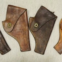 Vendora Τέσσερις δερμάτινες θήκες περιστρόφου 0,38 (οι δύο έχουν πρόβλημα στο κλιπς) δεκαετίας 1950 του Ελληνικού Στρατού (60 ευρώ).