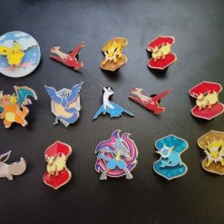 Vendora Κονκάρδες (pins) από διάφορα Set Pokemon.