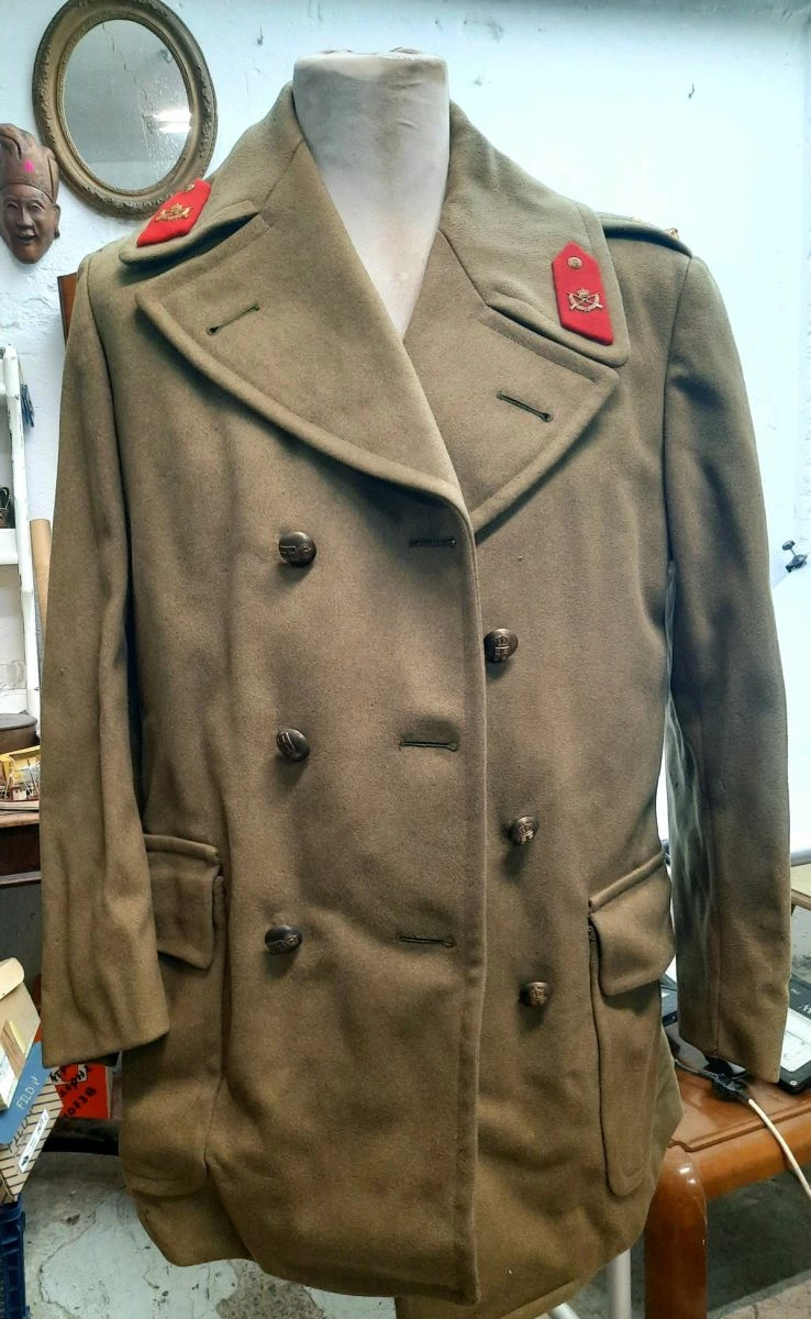 Vendora Αμερικανική χλαινη,αρχές δεκαετίας του 50,φορεμενη από Έλληνα αξιωματικο,με ελληνικά διακριτικά. Με κάποιες φθορές. 3 Vendora Αμερικανική χλαινη,αρχές δεκαετίας του 50,φορεμενη από Έλληνα αξιωματικο,με ελληνικά διακριτικά. Με κάποιες φθορές.