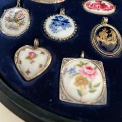 Vendora Συλλεκτική συλλογή από 12 μενταγιόν των μεγαλύτερων ατελιέ πορσελάνης, δεμένων με ασήμι Sterling 925. -vendora shop be6bc6e9cda8b7e2f0b762bfdc1514a67a7d3b4f xl