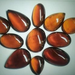 Vendora πωλείτε από συλλέκτη ορυκτών πολύτιμων λίθων ,11 κομμάτια καμπουσον με υπέροχο μελι..καραμελι..κανελι..χρωμα Γρανάτη Hessonite 21,87 Ct με πιστοποιητικό γνησιότητας.