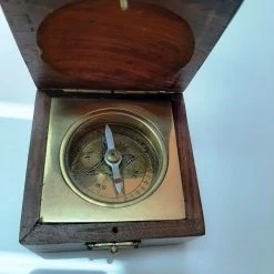 Vendora ΝΕΑ ΠΑΡΑΛΑΒΗ. VINTAGE ΝΑΥΤΙΚΗ ΠΥΞΙΔΑ, ΣΕ ΞΥΛΙΝΗ ΘΗΚΗ. ΑΨΟΓΗ ΚΑΤΑΣΤΑΣΗ ΚΑΙ ΛΕΙΤΟΥΡΓΙΑ. -vendora shop ce7a85beb0f9303505b86aa1d902e155141b00b5 xl