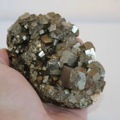 Vendora Συσσωμάτωμα κρυστάλλων 1050 γρ. βάρος σιδηροπυρίτη από το Περού . 12 Χ 7 Χ 5.5 εκ.