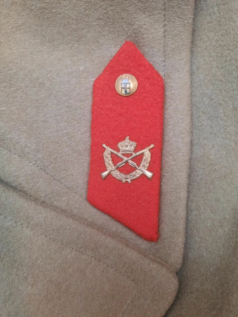 Vendora Αμερικανική χλαινη,αρχές δεκαετίας του 50,φορεμενη από Έλληνα αξιωματικο,με ελληνικά διακριτικά. Με κάποιες φθορές. 6 Vendora Αμερικανική χλαινη,αρχές δεκαετίας του 50,φορεμενη από Έλληνα αξιωματικο,με ελληνικά διακριτικά. Με κάποιες φθορές. - Image 4