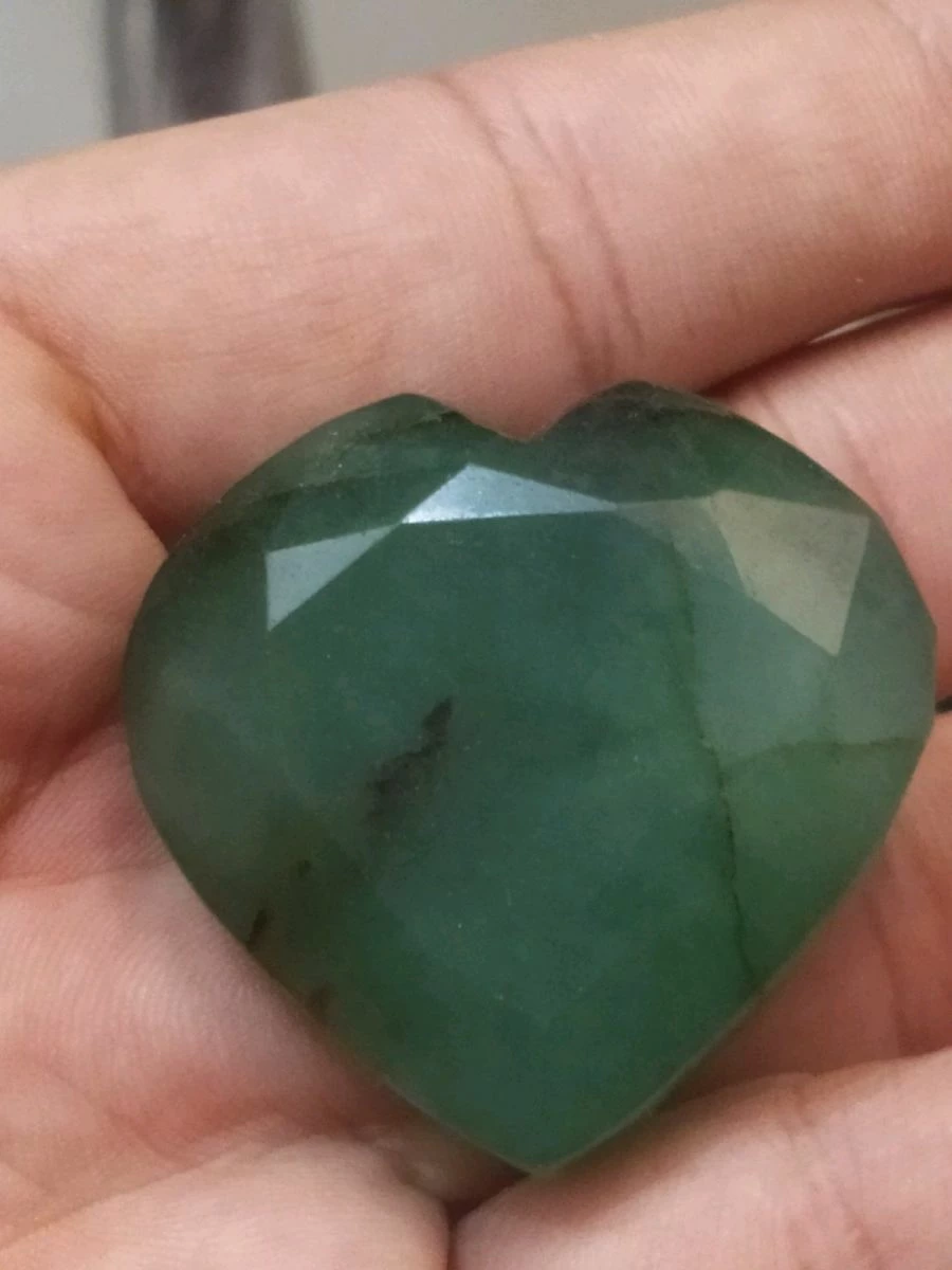 Vendora πωλείτε από συλλέκτη ορυκτών πολύτιμων λίθων μοναδική καρδιά από ορυκτό σμαραγδι 235 Ct. 3 Vendora πωλείτε από συλλέκτη ορυκτών πολύτιμων λίθων μοναδική καρδιά από ορυκτό σμαραγδι 235 Ct.