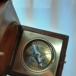 Vendora ΝΕΑ ΠΑΡΑΛΑΒΗ. VINTAGE ΝΑΥΤΙΚΗ ΠΥΞΙΔΑ, ΣΕ ΞΥΛΙΝΗ ΘΗΚΗ. ΑΨΟΓΗ ΚΑΤΑΣΤΑΣΗ ΚΑΙ ΛΕΙΤΟΥΡΓΙΑ. -vendora shop eeb085882d21e76718afc1083e2e6af28512db39 xl