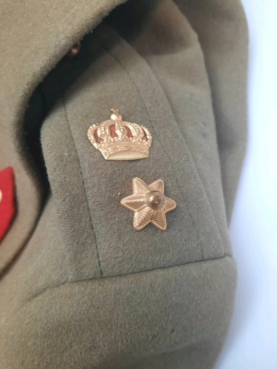 Vendora Αμερικανική χλαινη,αρχές δεκαετίας του 50,φορεμενη από Έλληνα αξιωματικο,με ελληνικά διακριτικά. Με κάποιες φθορές. 4 Vendora Αμερικανική χλαινη,αρχές δεκαετίας του 50,φορεμενη από Έλληνα αξιωματικο,με ελληνικά διακριτικά. Με κάποιες φθορές. - Image 2