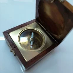 Vendora ΝΕΑ ΠΑΡΑΛΑΒΗ. VINTAGE ΝΑΥΤΙΚΗ ΠΥΞΙΔΑ, ΣΕ ΞΥΛΙΝΗ ΘΗΚΗ. ΑΨΟΓΗ ΚΑΤΑΣΤΑΣΗ ΚΑΙ ΛΕΙΤΟΥΡΓΙΑ. -vendora shop ffb3ca73db6f823e4aea271dff323942de0b2267 xl